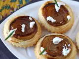 Ricetta Mini tarte tatin di cipolle al rosmarino e formaggio di capra