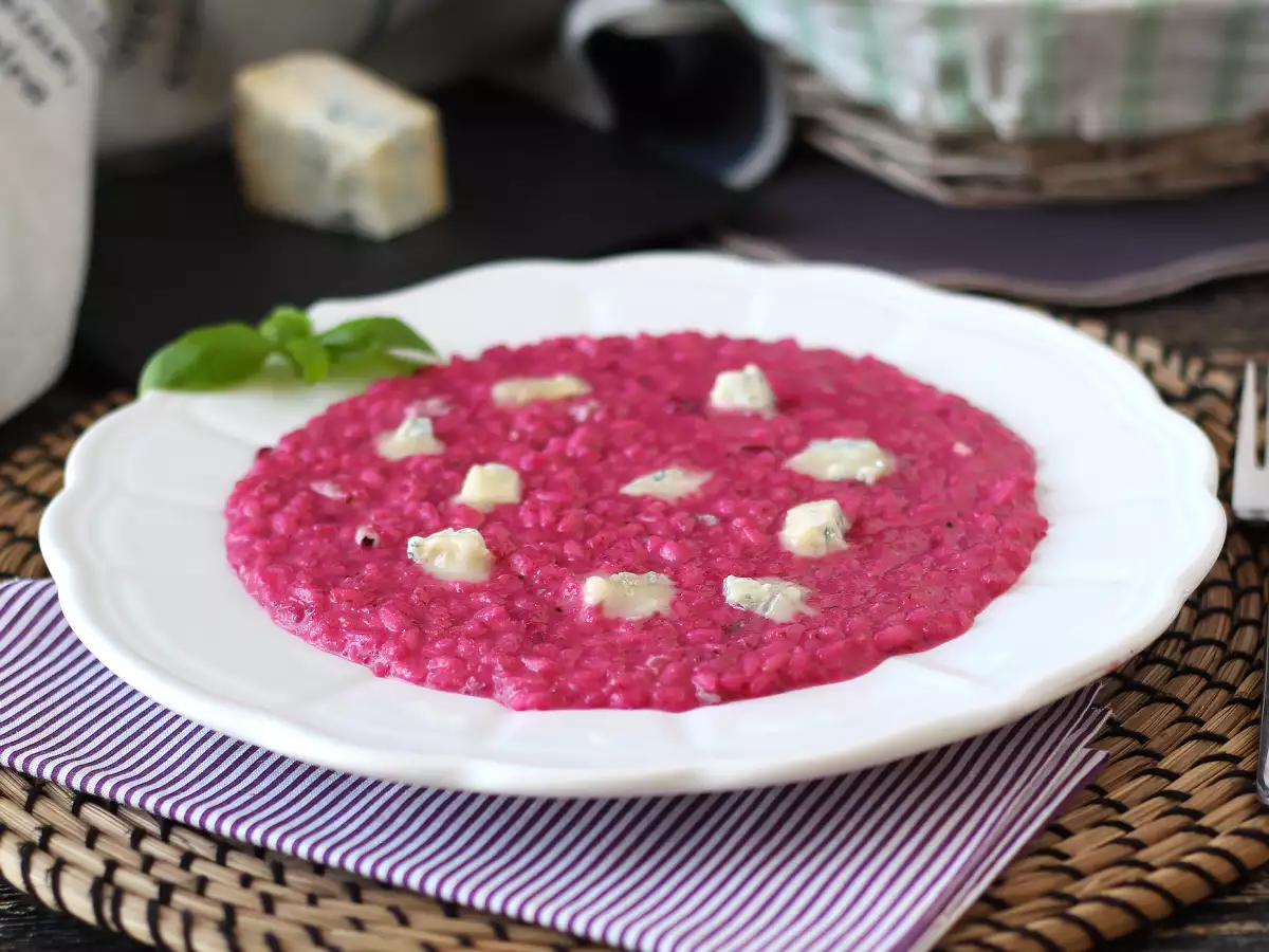 Ricetta Risotto alla barbabietola e gorgonzola: un’esplosione di colore e sapori intensi