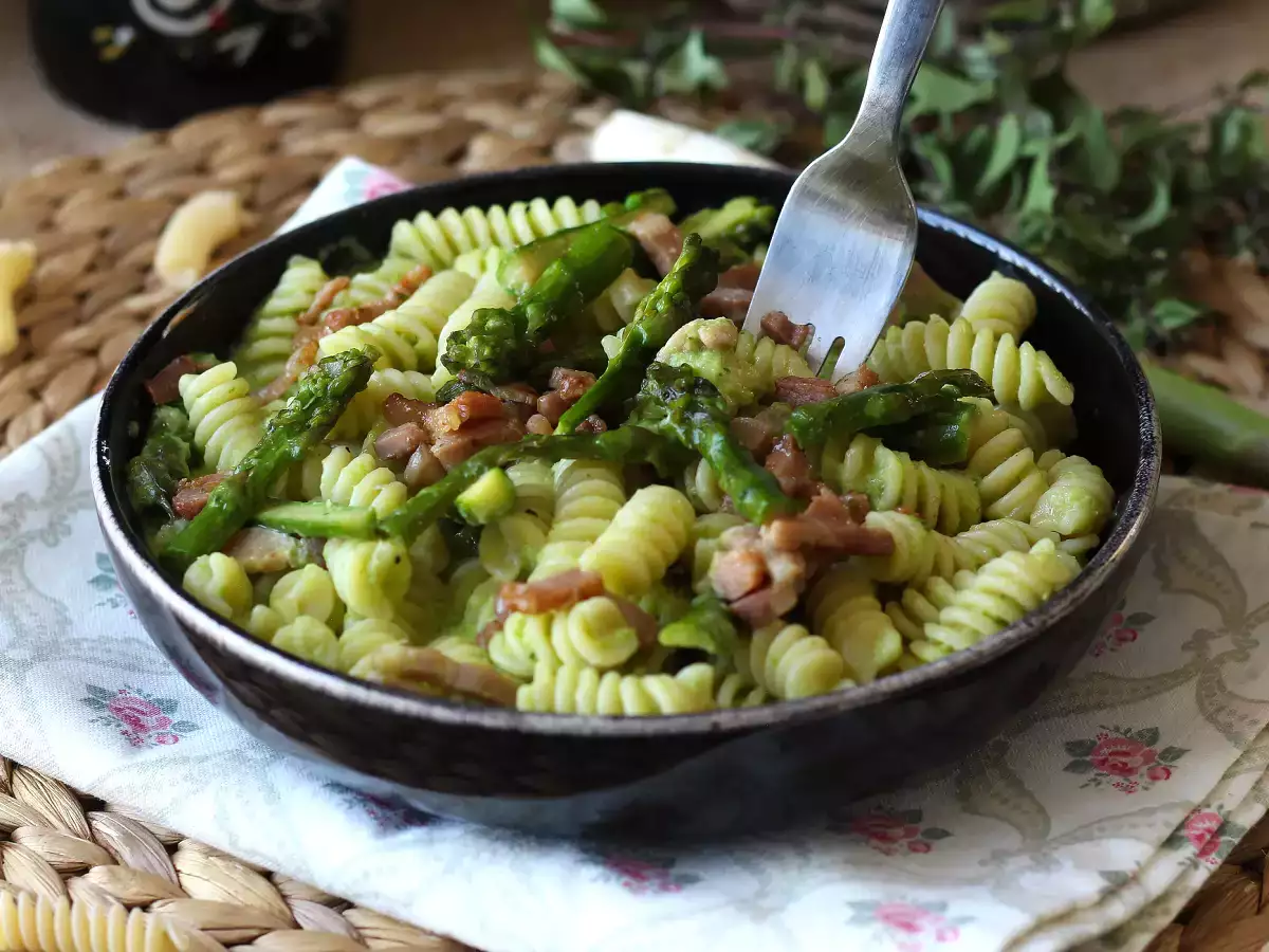 Ricetta Pasta cremosa asparagi e pancetta: ricetta facile e gustosa