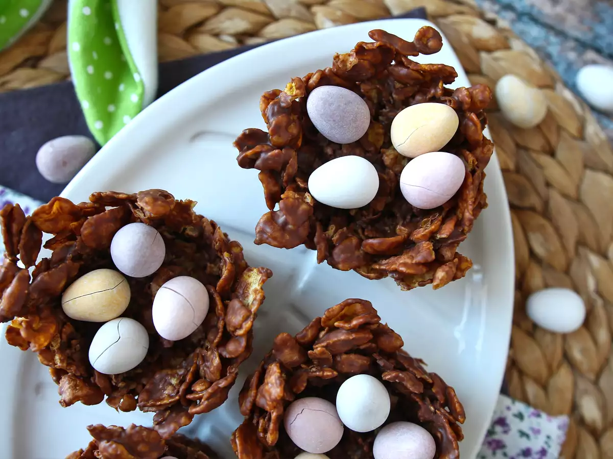 Nidi di Pasqua al cioccolato con cornflakes croccanti