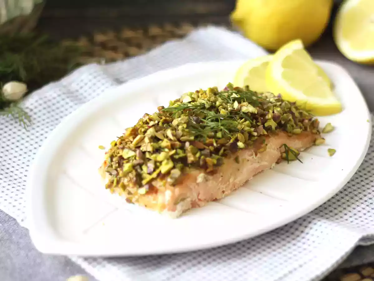 Salmone in crosta di pistacchi: ricetta leggera, veloce e raffinata