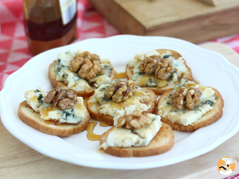 1. Crostini con gorgonzola, noci e miele