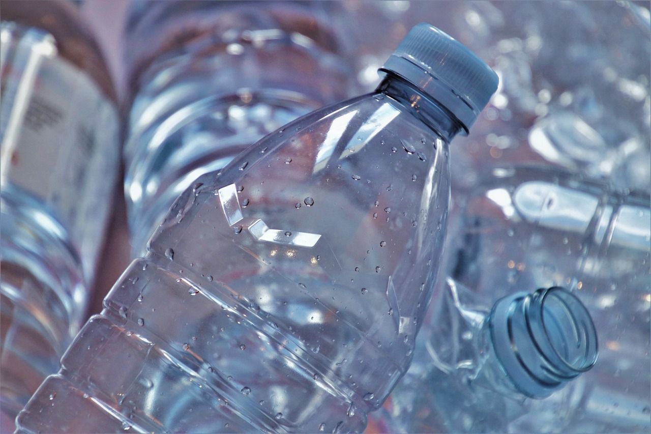 Ecco perché dovreste buttare la vostra bottiglia d'acqua di plastica dopo averla finita!