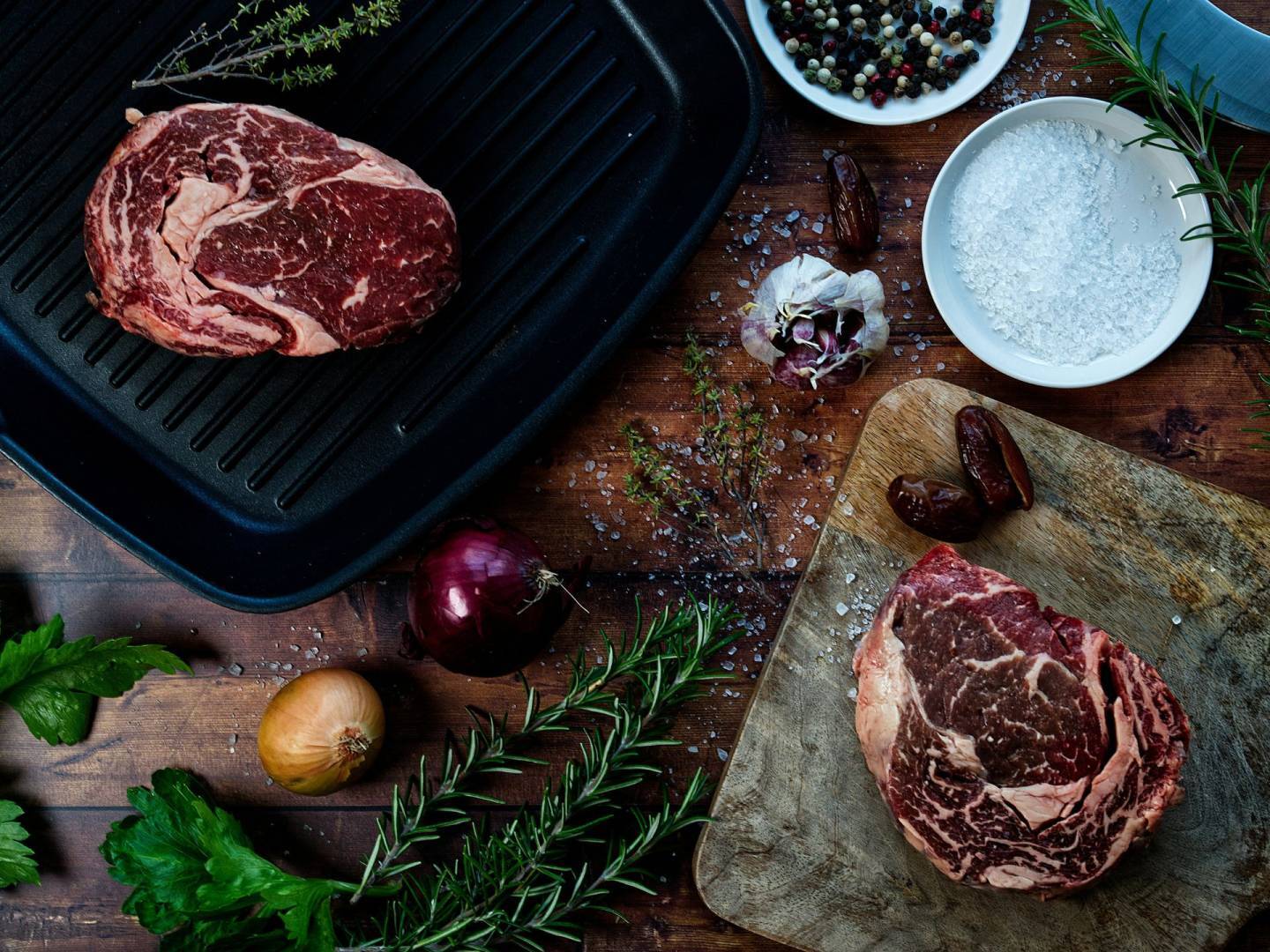 Perché non dovresti mai fare questa cosa prima di cucinare la carne!