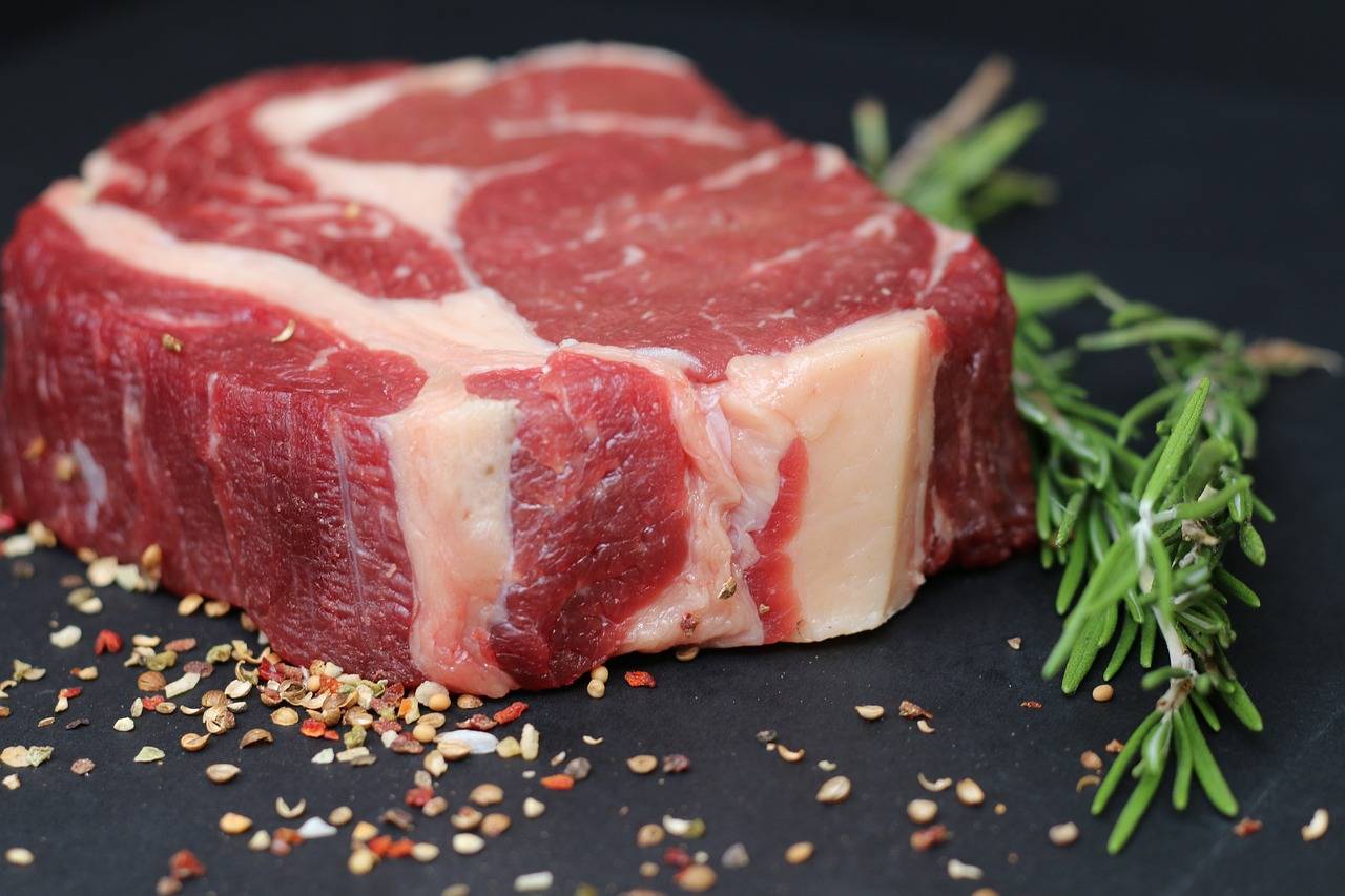 Carne rossa e salute: può davvero accelerare il processo di invecchiamento cellulare?