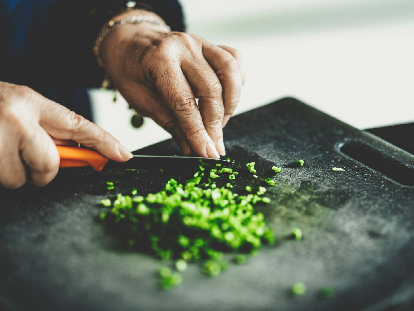 Usi un tagliere in plastica? Ecco quali sono i rischi!