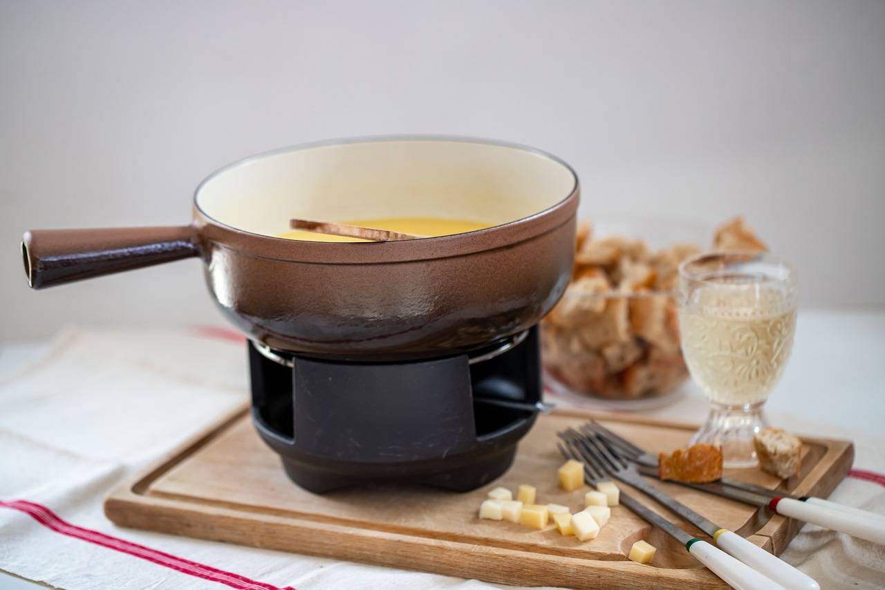 Fonduta: un patrimonio culinario da gustare! Scopri le ricette tradizionali di ogni regione e prepara una cena indimenticabile con amici e familiari.