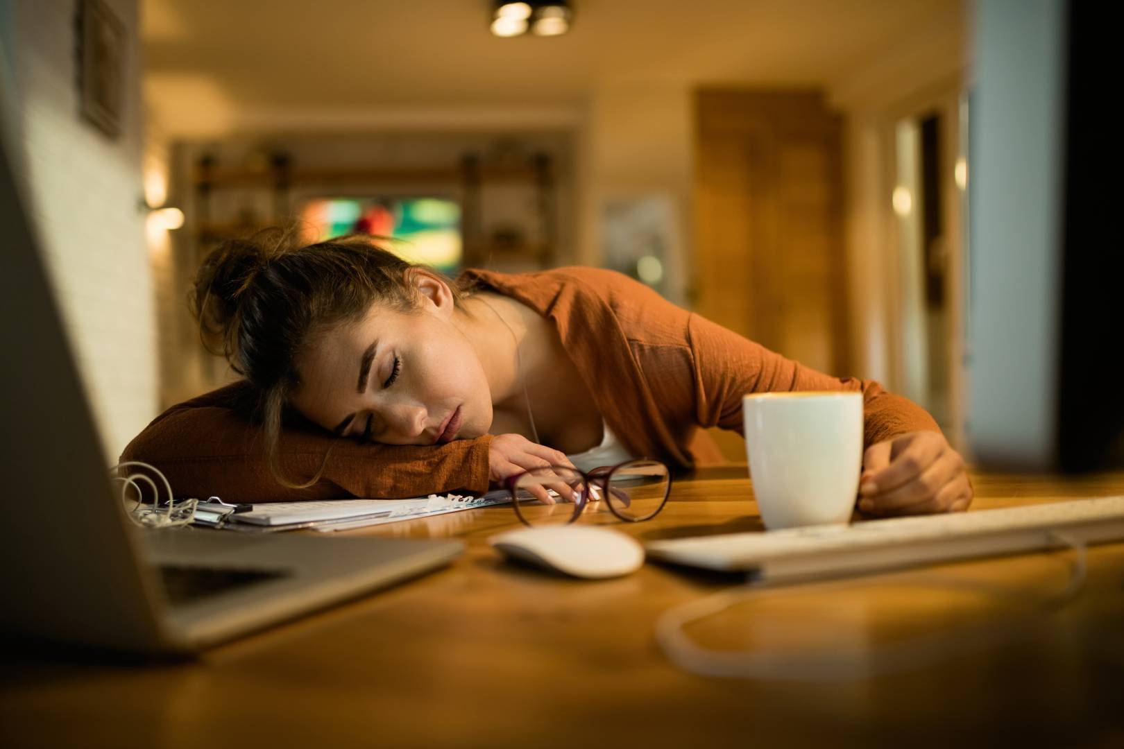 Addio, divano! Sconfiggi il tuo nemico numero uno: la sonnolenza post-pasto