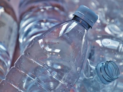 Ecco perché dovreste buttare la vostra bottiglia d'acqua di plastica dopo averla finita!