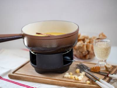 Fonduta: un patrimonio culinario da gustare! Scopri le ricette tradizionali di ogni regione e prepara una cena indimenticabile con amici e familiari.