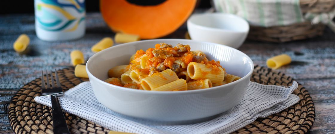 Rigatoni con zucca e salsiccia: il primo facile e gustoso che tutti adorano