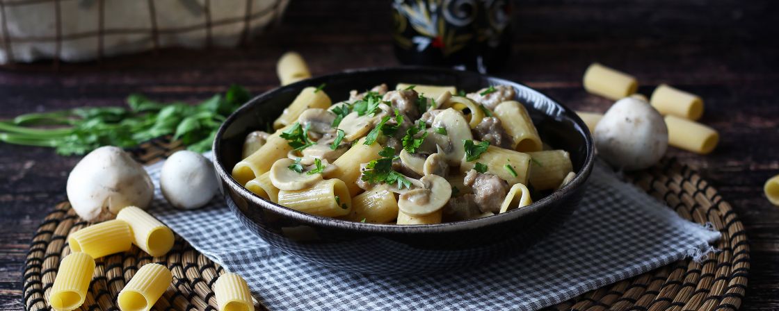 Cosa mangiare a pranzo? Pasta funghi e salsiccia!