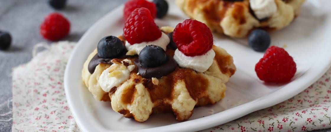 Waffle con frutta, cioccolato e crema al mascarpone