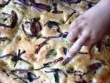 Ricetta Focaccia con cipolle rosse e salvia