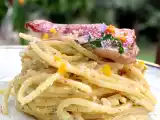 Ricetta Spaghetti alla chitarra con pesto ai profumi di sicilia, triglie e un tocco esotico: