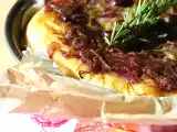 Ricetta Focaccia con cipolle rosse di tropea, olive nere e acciughe