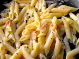 Ricetta Penne con porri, pancetta e pecorino: la ricetta cremosa e saporita pronta in pochi minuti