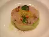 Ricetta Tartare di branzino su petali di mela verde con zeste di limone candite al sale rosa