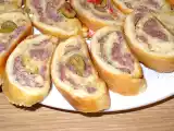 Ricetta Rotolini di focaccia farciti con salsiccia, formaggio piccante e olive verdi
