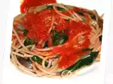 Ricetta Spaghetti al farro con bietole e sugo di pomodoro