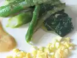 Ricetta Asparagi con uova mimosa e crema di lenticchie