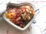 Ricetta Uova in cocotte con cipolle rosse, scamorza, pane alle noci e speck croccante