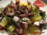 Ricetta Insalata tiepida di polpo di scoglio con patate e rucola.