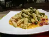 Ricetta I fusilli con piselli e pancetta su un letto di crema di zucca