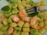 Ricetta Gnocchi di patate con pesto di fave e code di scampi.