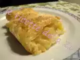 Ricetta Tipo uno strudel con pasta sfoglia, mele, crema e pinoli.