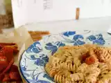 Ricetta Fusilli di farro alla crema di squacquerone, pesto di pomodori secchi e noci tostate