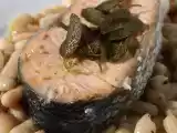 Ricetta Salmone su letto di fagioli cannellini al profumo di salvia fritta