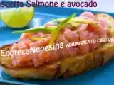 Ricetta Uno spuntino veloce: bruschetta salmone, avocado e un bicchiere di vino