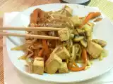Ricetta Tofu saltato con germogli di soia e verdure croccanti.