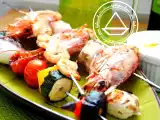Ricetta Spiedini di pesce e verdure, profumati al limone e con salsa di yogurt