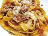 Ricetta Tagliatelle con ragù di salsiccia e funghi