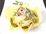 Ricetta Carbonara di asparagi su cestino di parmigiano