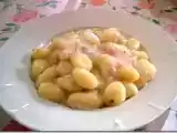 Ricetta Gnocchi speck e pistacchio in salsa di grana