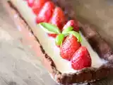 Ricetta Crostata al cacao con fragole e ganache di cioccolato bianco