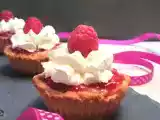 Ricetta Tartellette con frolla alle fragole, crema pasticcera e coulis di lamponi