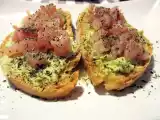 Ricetta Bruschetta con pesce spada, crema di ricotta e piselli