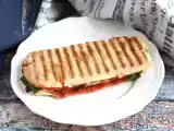 Ricetta Panino piastrato con emmental, salame e salsa aromatica di pomodoro