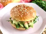 Ricetta Panino gourmet con gamberetti, avocado e salse speziate