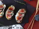 Ricetta Bruschetta di fichi con formaggio fresco, miele e rosmarino