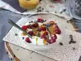 Ricetta Skyr bowl con frutti rossi, burro di arachidi e cioccolato