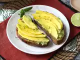 Ricetta Avocado toast con mango e lime: una ricetta fresca, veloce e ricca di gusto