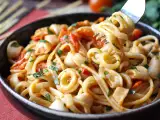 Ricetta Pasta con calamari surgelati e pomodorini: ricetta semplice e saporita
