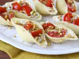Ricetta Conchiglioni ripieni freddi con stracciatella, pistacchi, pomodorini e limone