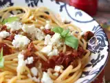 Ricetta Spaghetti freddi con feta e pomodori secchi: una ricetta estiva fresca e gustosa
