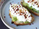 Ricetta Bruschette con avocado, cottage cheese, miele e peperoncino